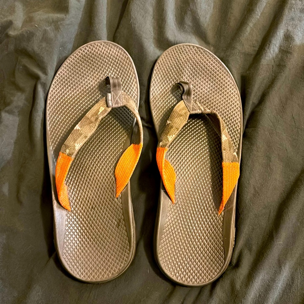 Chaco flip slops.